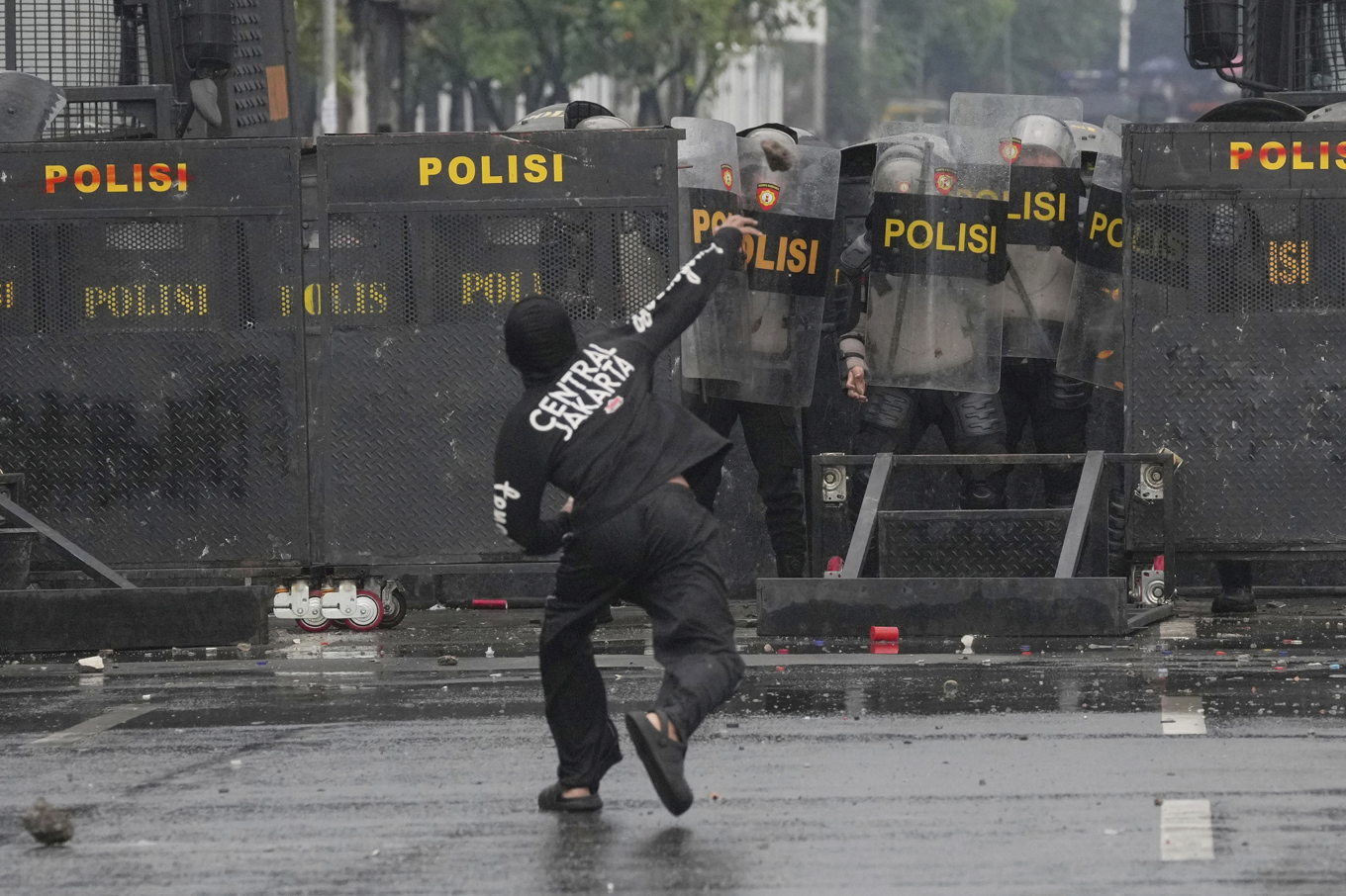 Flera städer i Indonesien, däribland huvudstaden Jakarta, har den senaste veckan skakats av regeringskritiska demonstrationer. Foto: Dita Alangkara/AP/TT