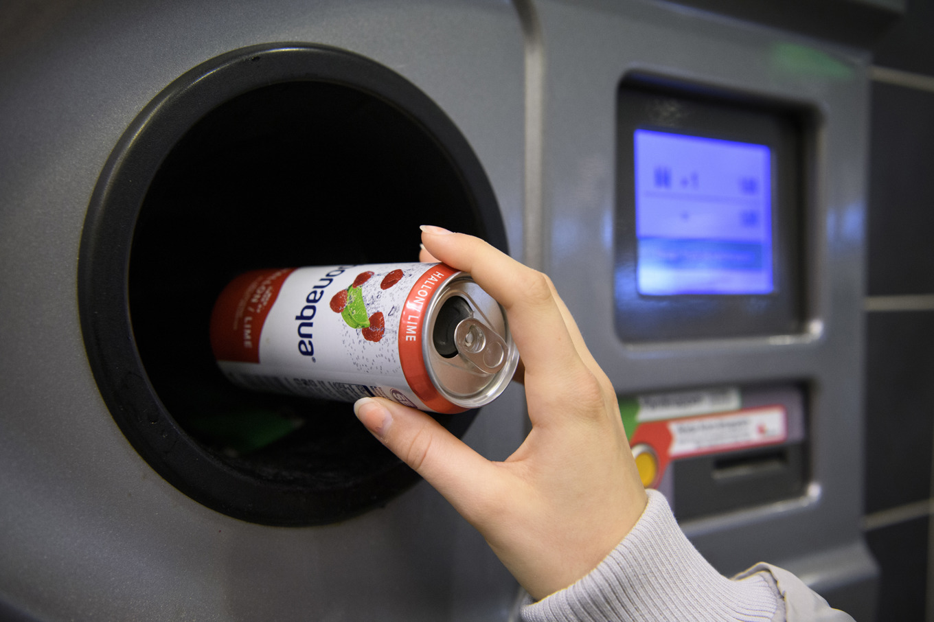 Panten höjs från en till två kronor på små pet-flaskor och burkar och från två till tre kronor på stora pet-flaskor. Arkivbild. Foto: Jessica Gow/TT