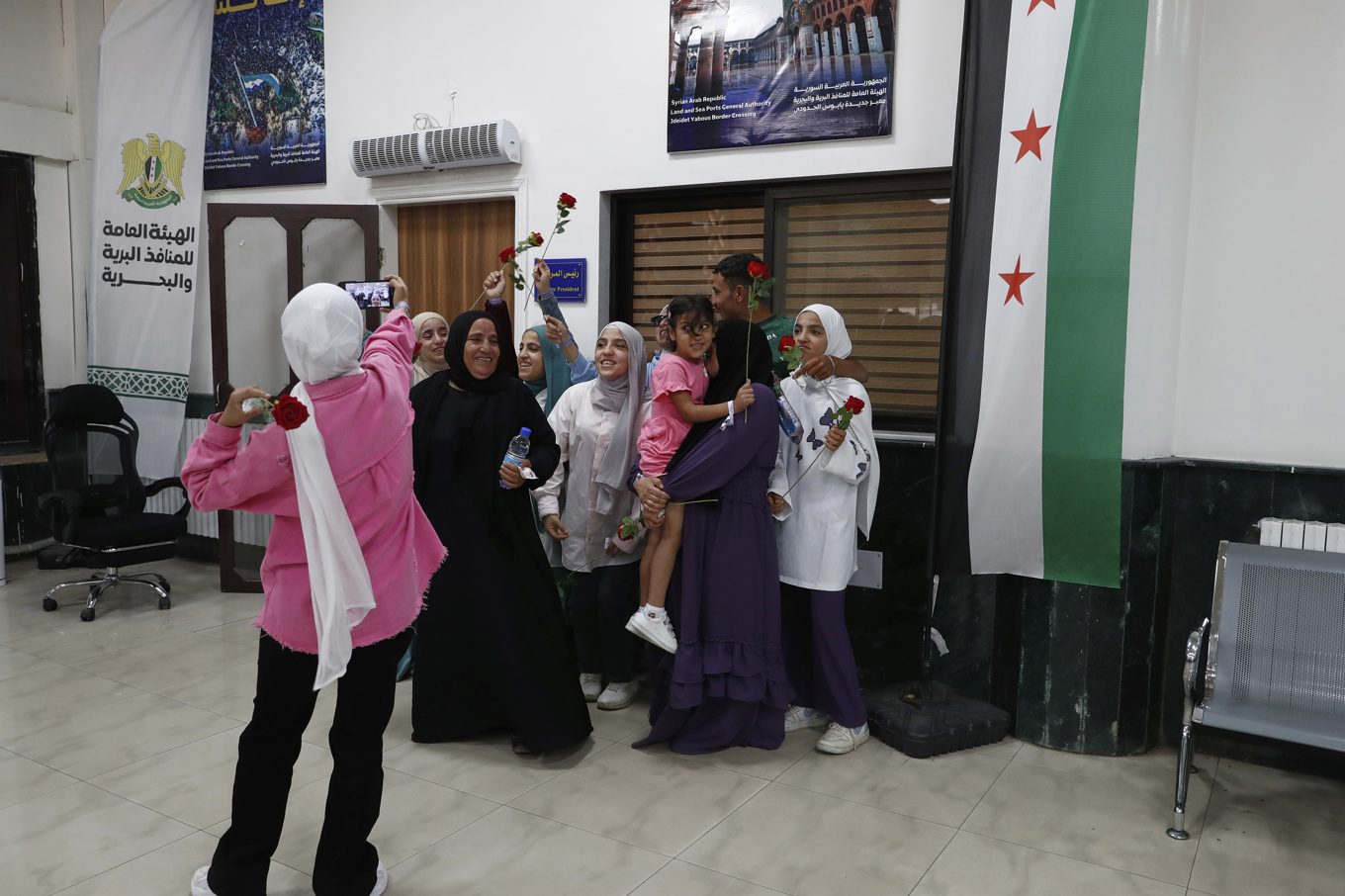 Syrier som tvingats på flykt till Libanon under landets inbördeskrig firar då de just passerat gränsen och återvänt till sitt hemland via gränsövergången vid Jdaidit Yabws i juli. Foto: Omar Sanadiki