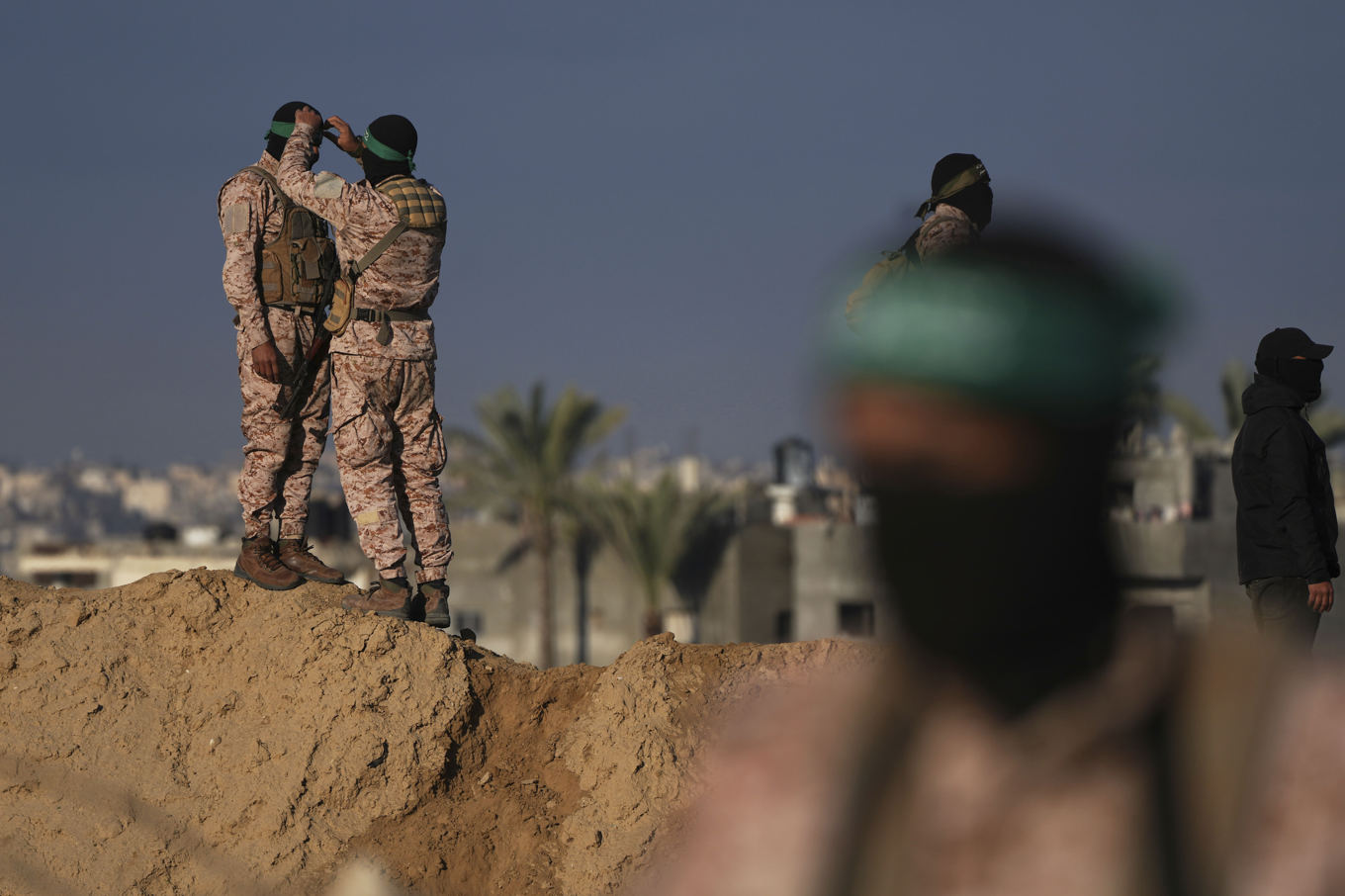 Medlemmar ur Hamas förbereder sig för en gisslanöverlämning. Foto: Abd al-Karim/AP/TT