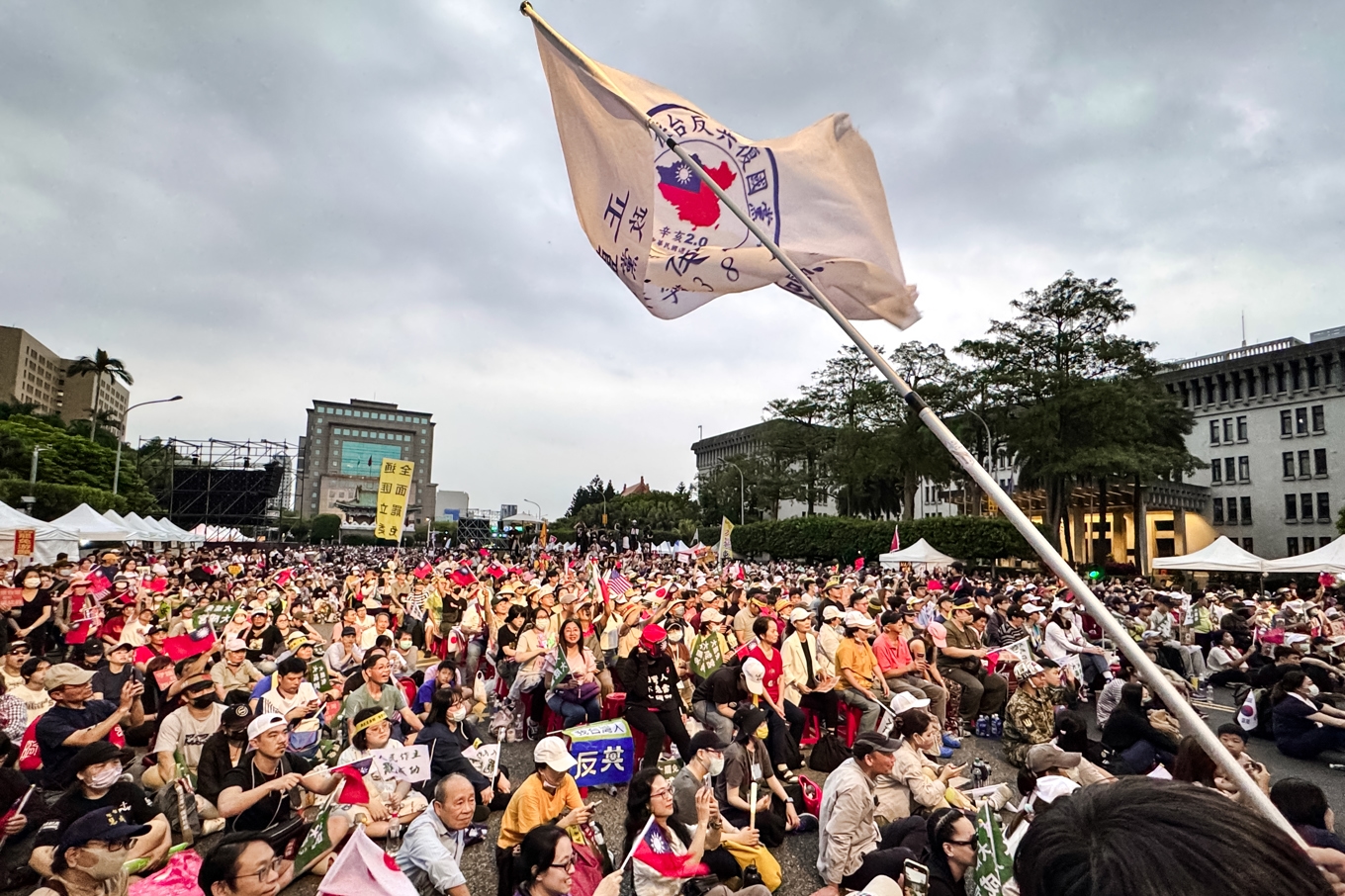 Massmöte i Taiwans huvudstad Taipei för att ”bekämpa Kinas enhetsfront, försvara Taiwan” den 19 april. Foto: Sun Xiangyi