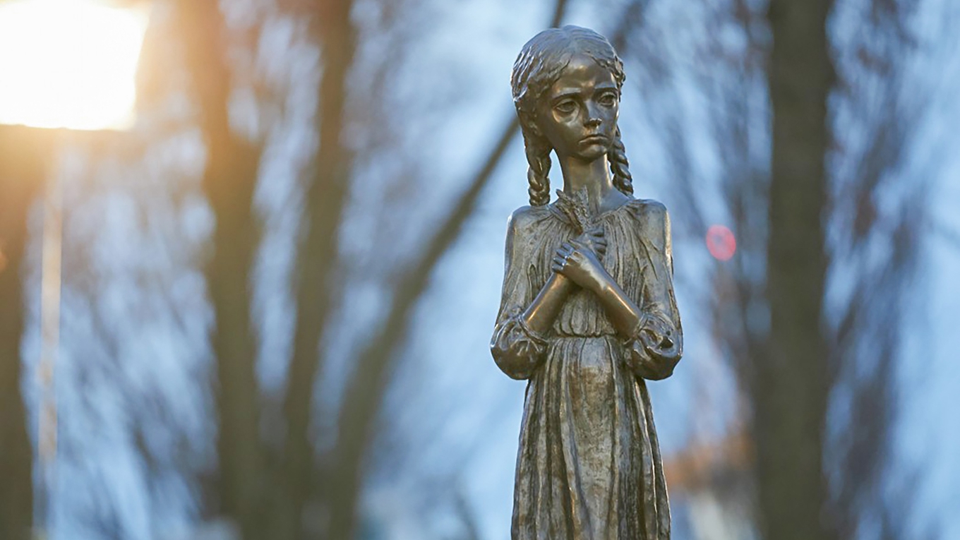 Monument i Kiev till minne av Holodomor – Rysslands förra försök till folkmord och språkmord i Ukraina. Foto: President.gov.ua (cc-by-sa 4.0)