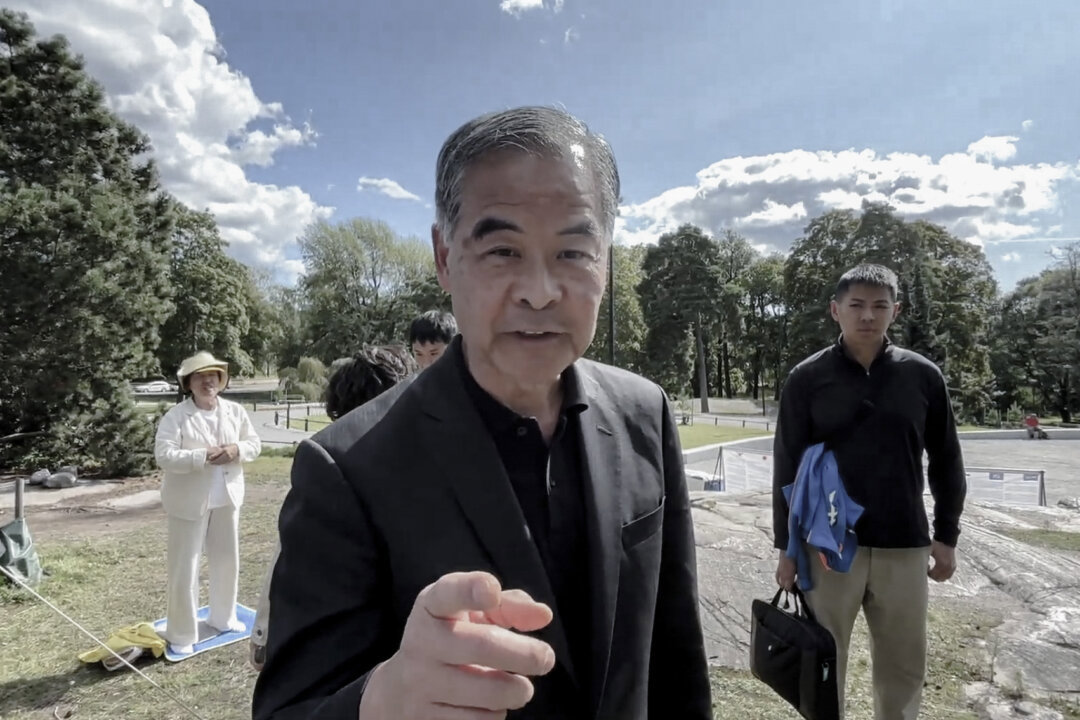 Hongkongs förre chefsminister Leung Chun-ying hotar kinesiska Falun Gong-utövare i Helsingfors den 13 augusti. Foto: Privat (skärmdump)