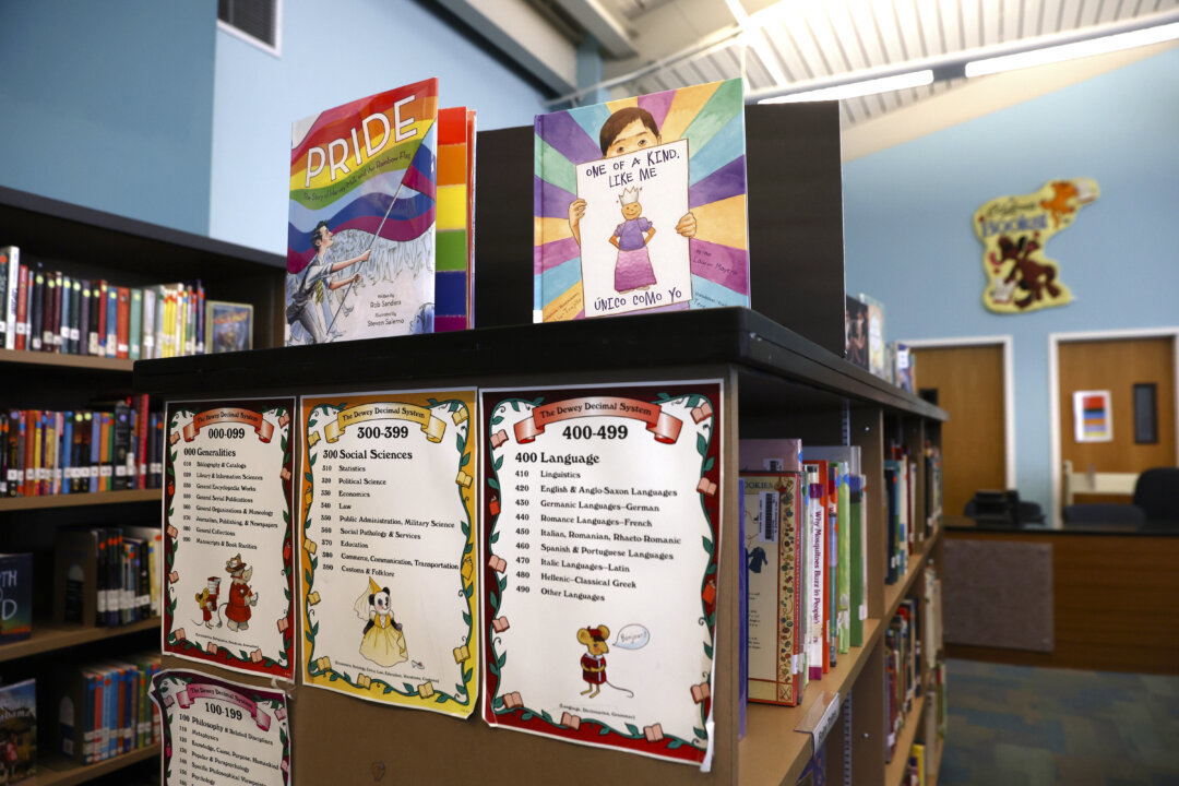 HBTQ-böcker i ett bibliotek i en lågstadieskola i Richmond, Kalifornien. Foto: Justin Sullivan/Getty Images