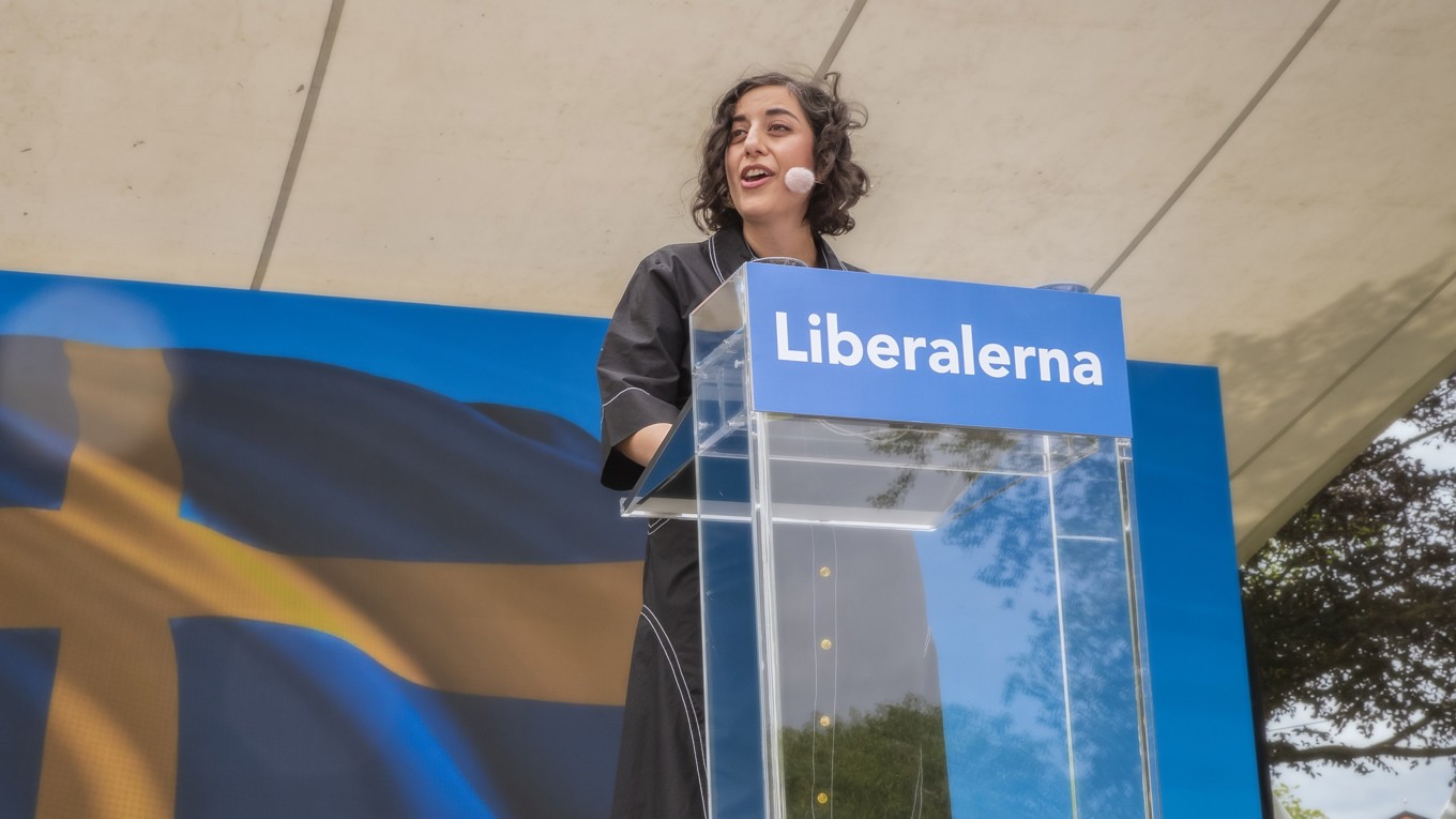Simona Mohamsson, partiledare för Liberalerna, håller ett tal i Almedalen på Gotland den 24 juni i år. Foto: Bilbo Lantto