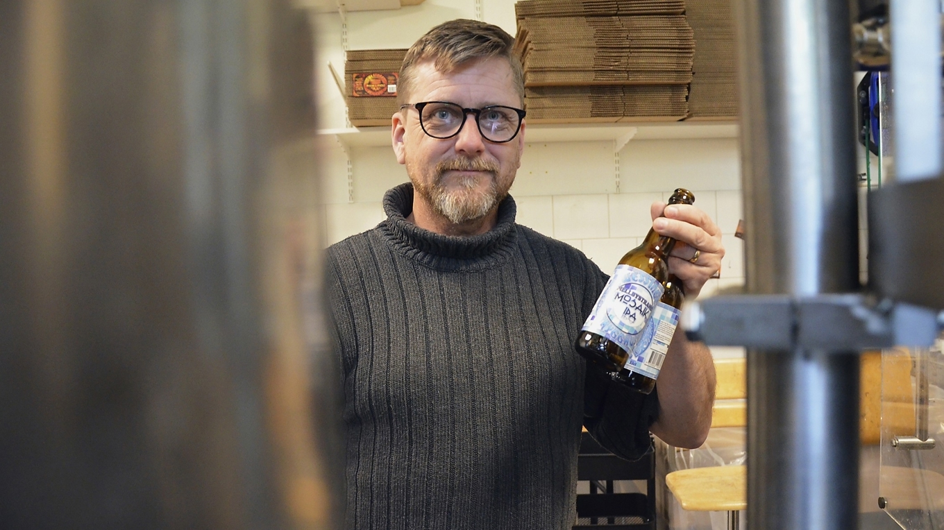 ”Lagstiftarnas syfte var att underlätta för småföretagare. I stället har man skapat ett svart hål att fylla med ansökningar och den enda som tjänar på det är kommunen”, säger bryggaren Niklas Högberg. Foto: Hans Bengtsson