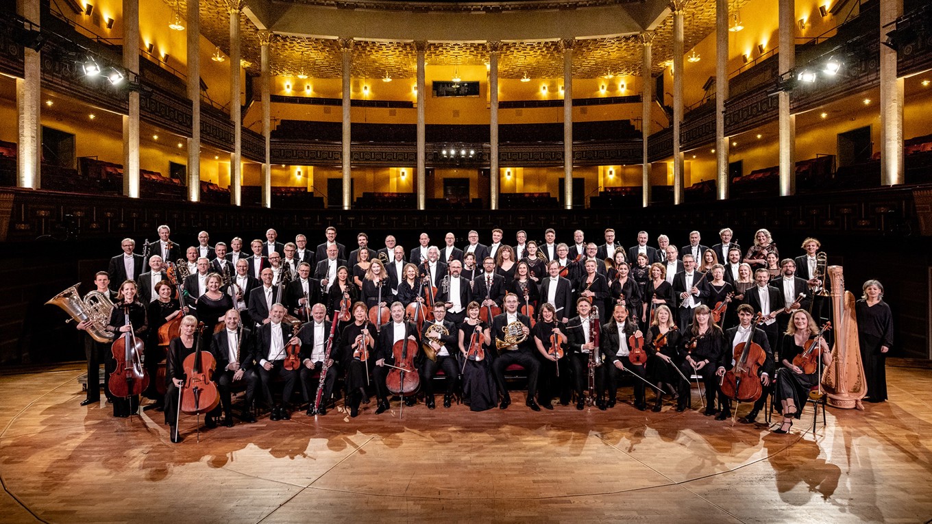 Tillsammans med dirigenten Manfred Honeck framför Filharmonikerna i Stockholm verk av valskungen Strauss. Foto: Yanan Li