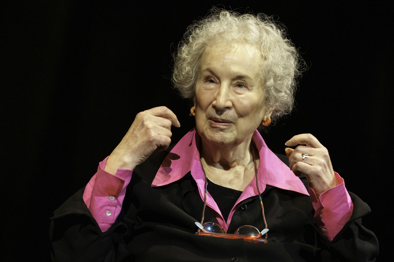 Författaren Margaret Atwood har vid flera tillfällen protesterat mot att skolbiblioteken i den kanadensiska provinsen Alberta har förbjudit vissa böcker. Arkivbild. Foto: Cornelius Poppe/NTB/TT