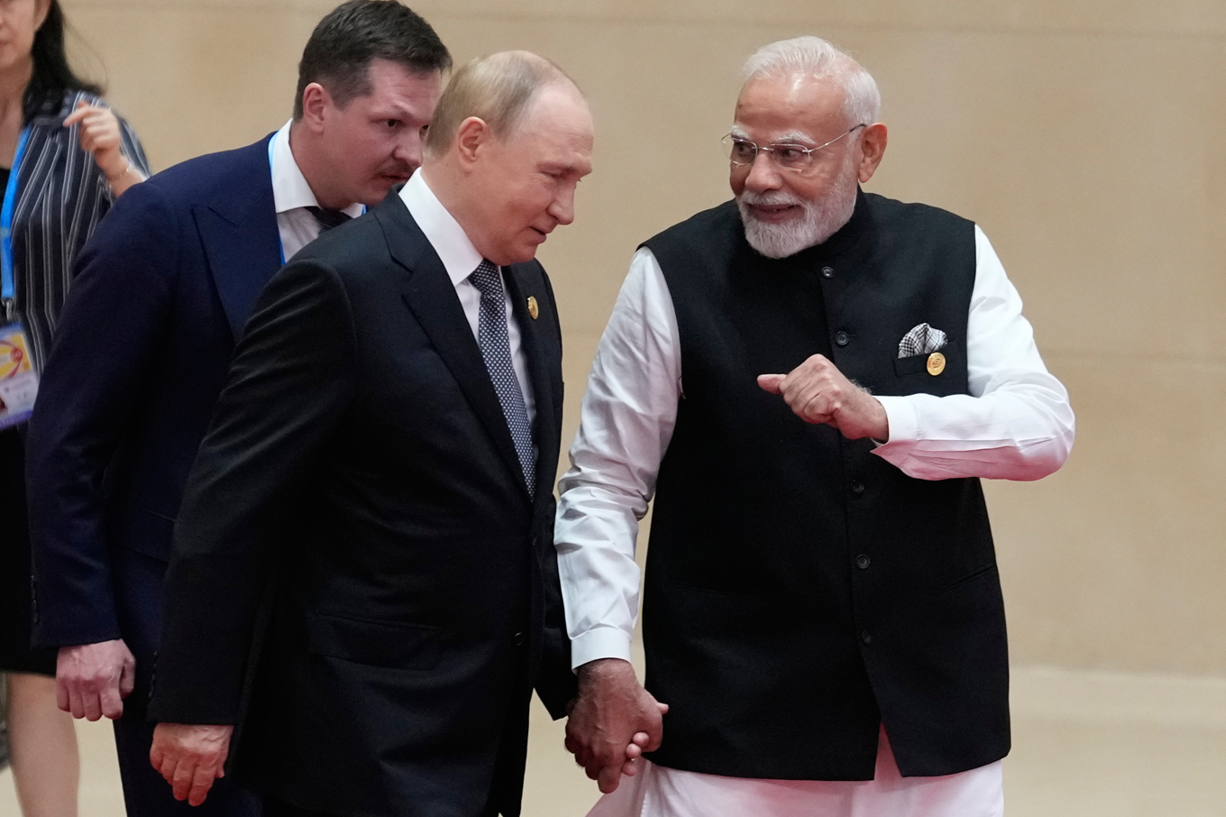 Indiens premiärminister Narendra Modi och Rysslands president Vladimir Putin under toppmötet inom SCO i kinesiska Tianjin på måndagen. Foto: Suo Takekuma/AP/TT