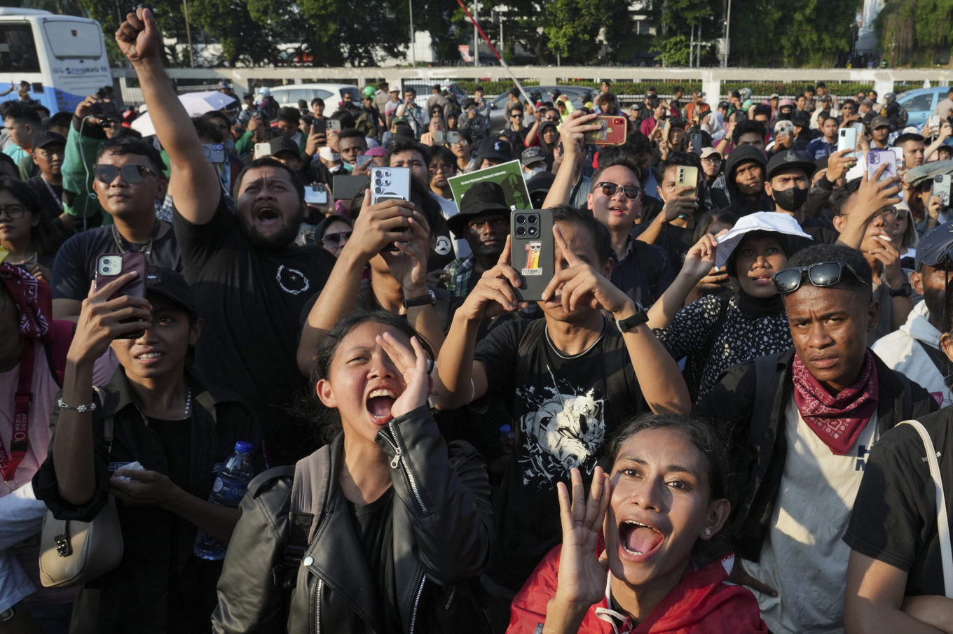 Människor protesterar utanför Indonesiens parlament i Jakarta på måndagen. Foto: Achmad Ibrahim/AP/TT