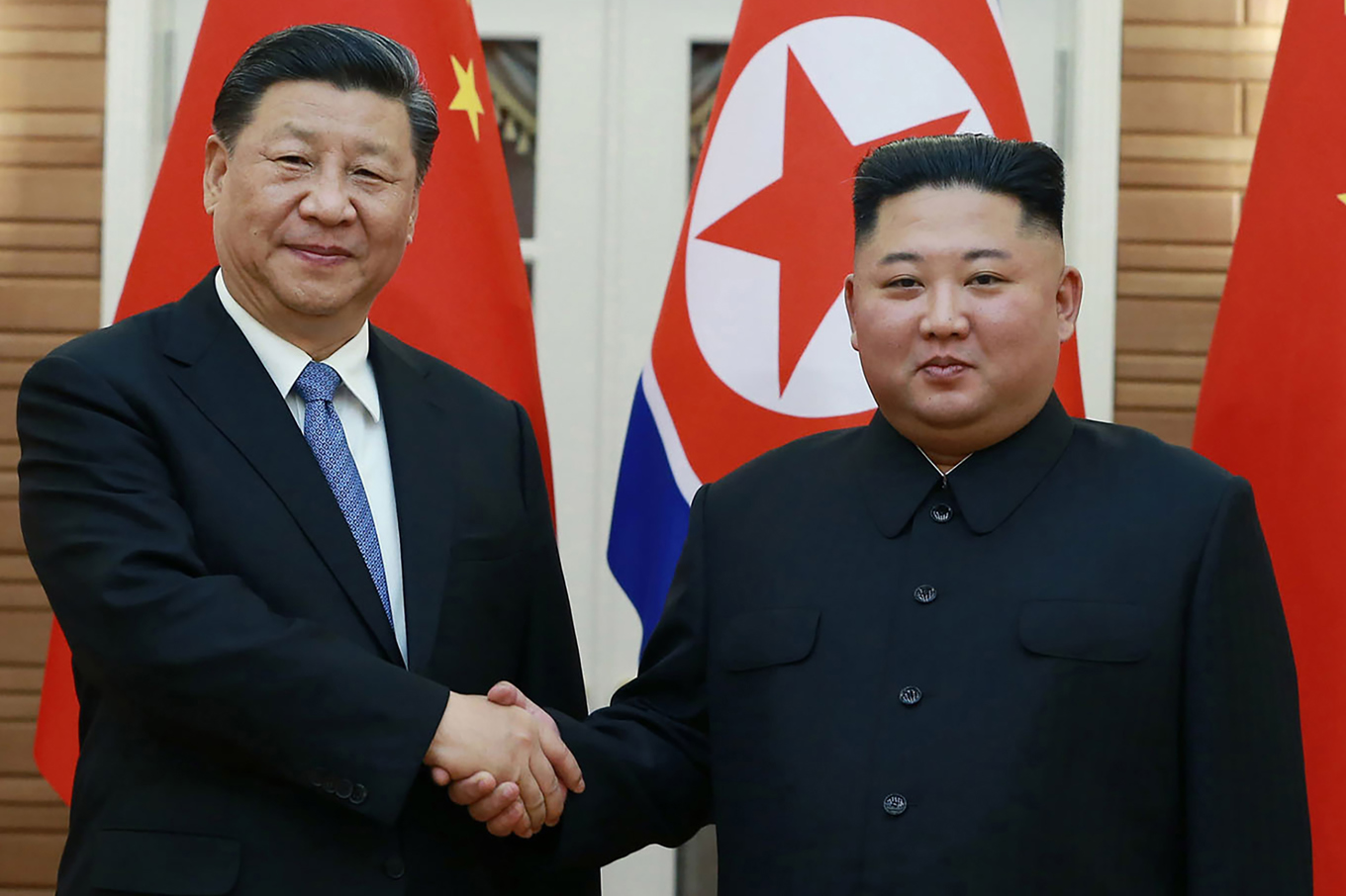 Kinas Xi Jinping tillsammans med Nordkoreas Kim Jong-Un vid ett möte 2019. Bilden tillhandahölls av den nordkoreanska regeringen. Foto: KCNA/AP/TT