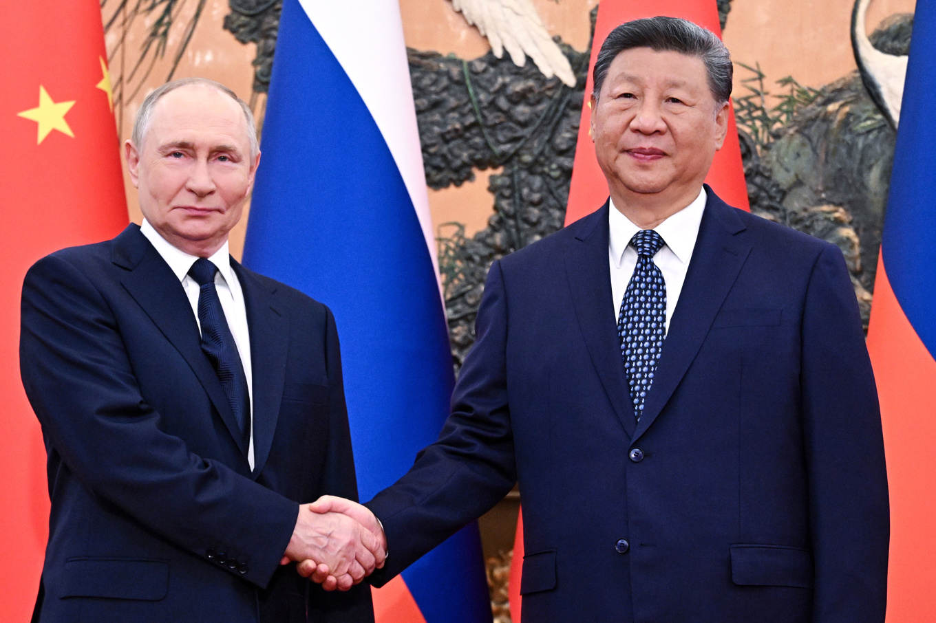 Rysslands president Vladimir Putin och Kinas dito Xi Jinping inför ett möte i Peking under tisdagen. Foto: Sergei Bobylev/Sputnik via AP/TT