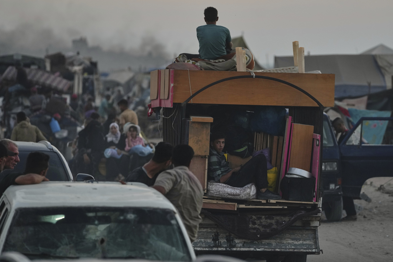 Palestinier flyr Gaza stad och rör sig söderut på måndagen. Foto: Jehad Alshrafi/AP/TT