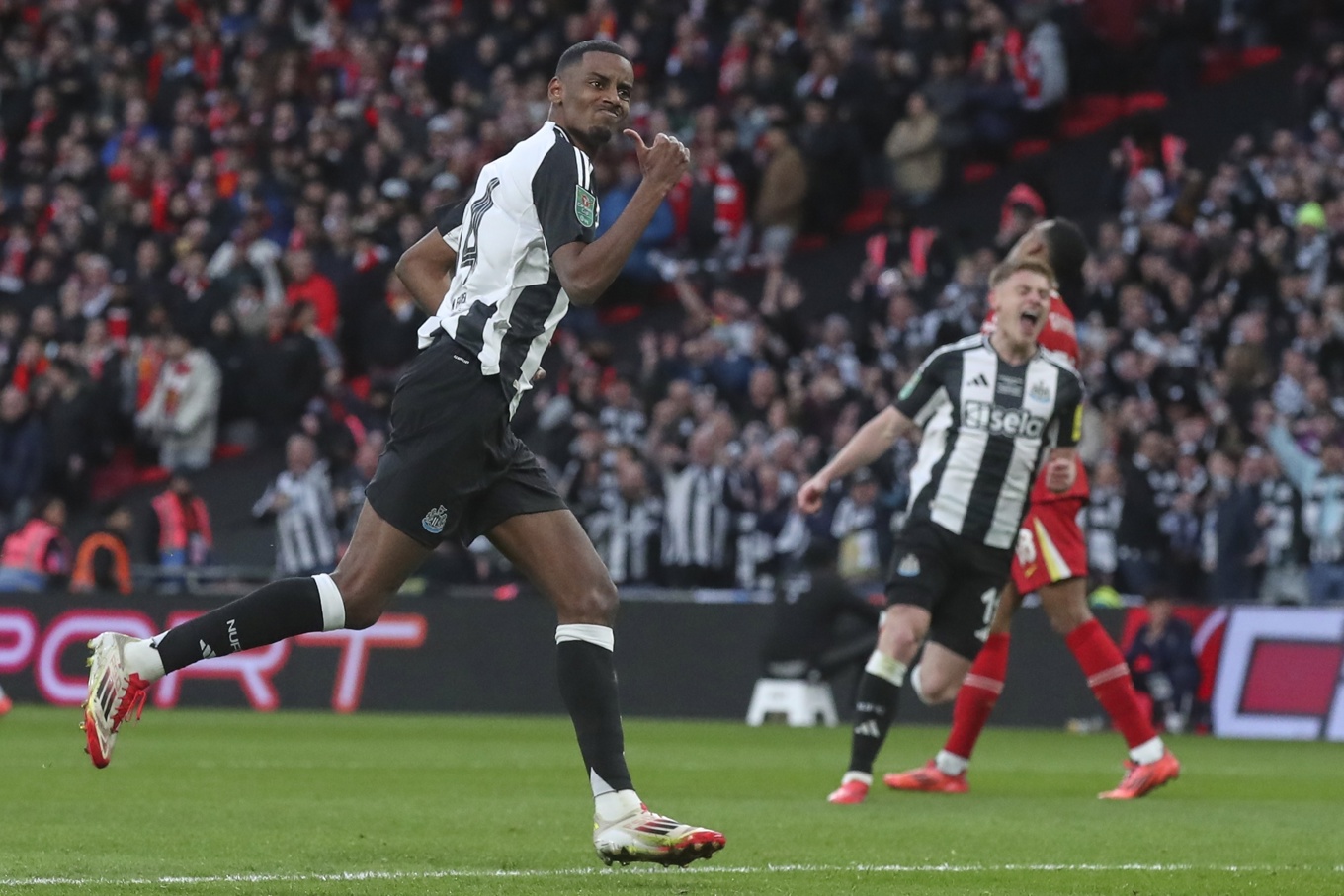 Alexander Isak när han avgjorda ligacupfinalen för Newcastle mot Liverpool på Wembley i mars. Nu är svensken klar för Liverpool. Foto: Scott Heppell/AP/TT