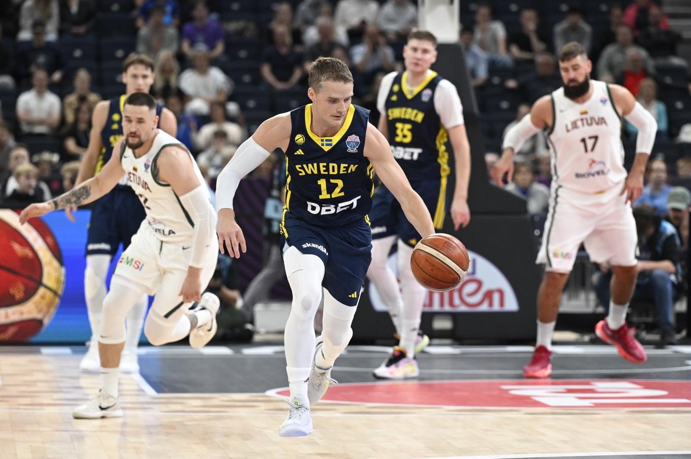 Ludvig Håkanson i förlustmatchen mot Litauen sedan Sverige skrivit historia och gått till åttondelsfinal i EM. Foto: Jessica Gow/TT