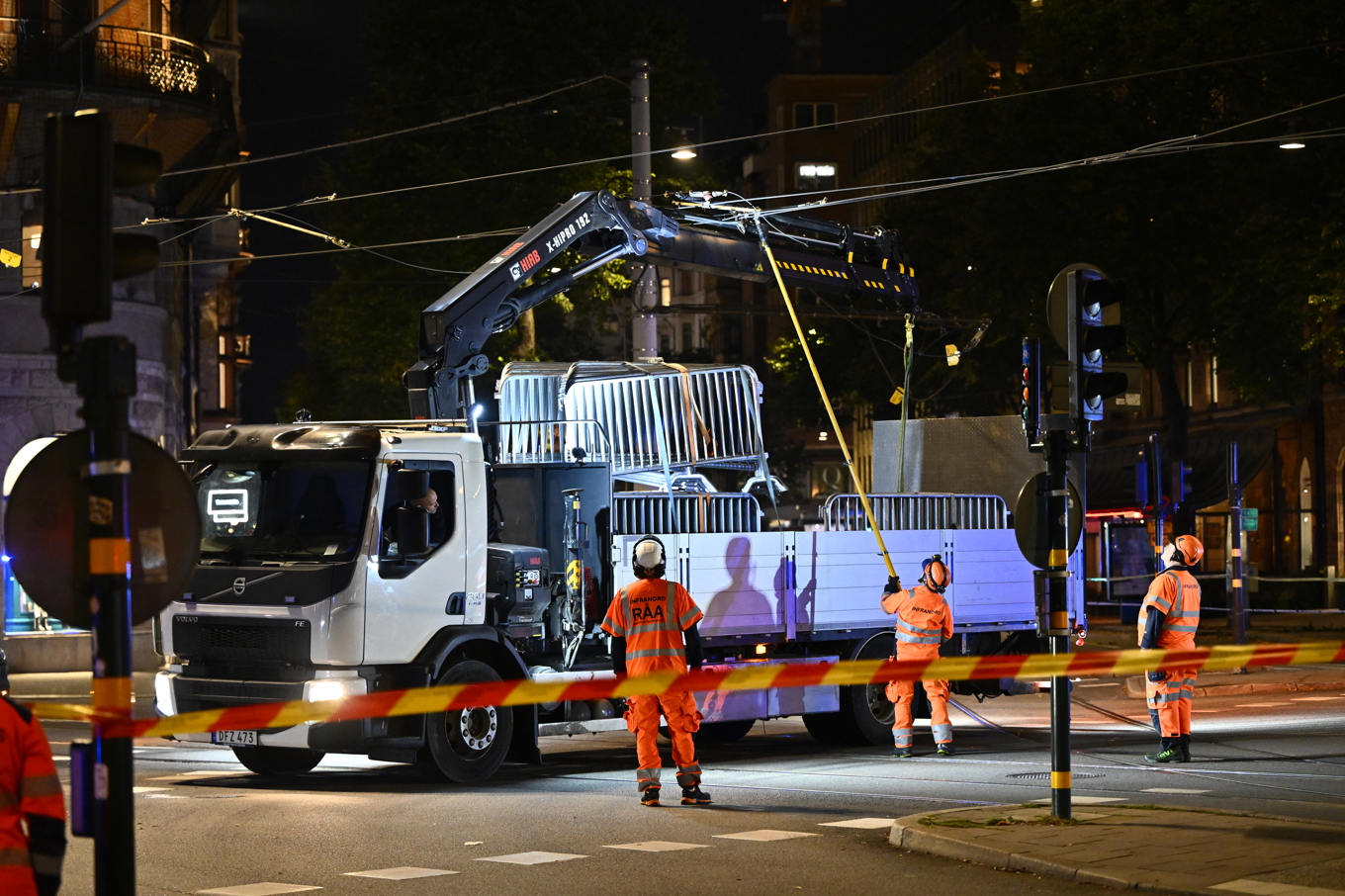 Strömförande kablar föll ner på Birger Jarlsgatan i Stockholm på onsdagskvällen vilket ledde till stora avspärrningar. Foto: Anders Wiklund/TT