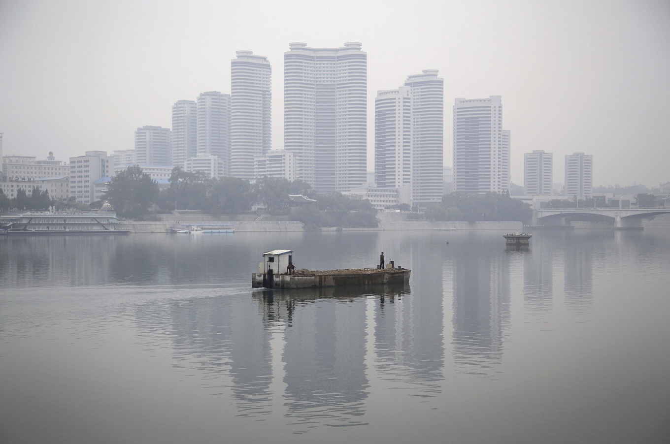 Bostadshus längs med Changjong-floden i Nordkoreas huvudstad Pyongyang. Arkivbild. Foto: Wong Maye-E/AP/TT