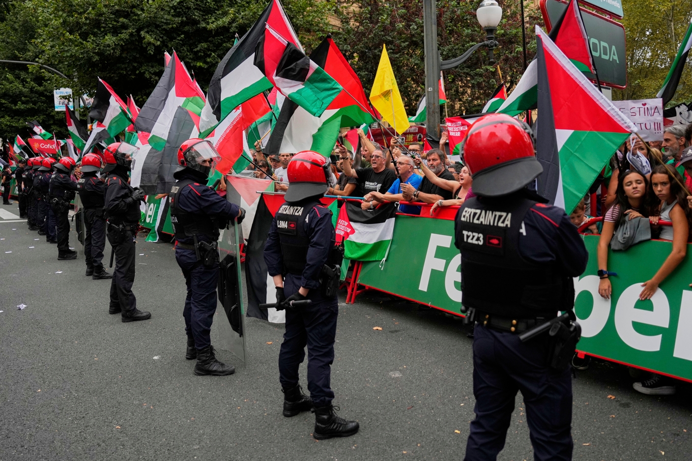 Pro-palestinska demonstranter i Bilbao såg till att en etapp i Spanien runt fick stoppas flera kilometer före mållinjen. Foto: Miguel Oses/AP/TT