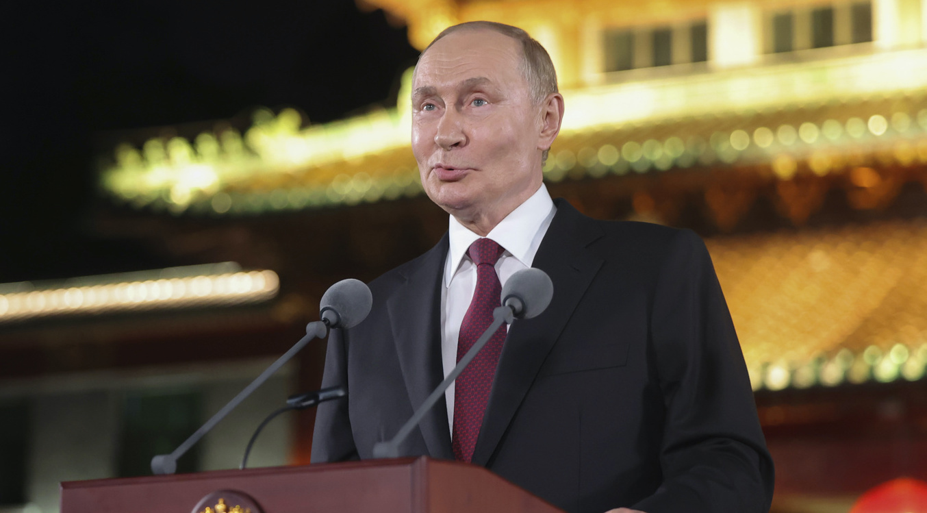 Den ryske presidenten Vladimir Putin talar under en presskonferens under SCO-mötet som samlar flera världsledare i Peking. Foto: Maxim Shemetov/AP/TT