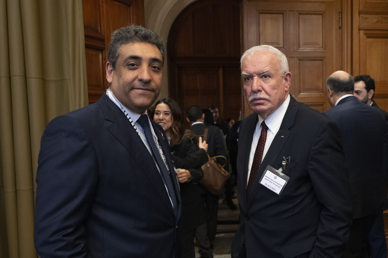 Lana Nussaibah, till vänster, här tillsammans med den palestinske politikern Riad al-Maliki. Bild tagen i domstolen ICJ i Haag förra året. Foto: Peter Dejong/AP/TT