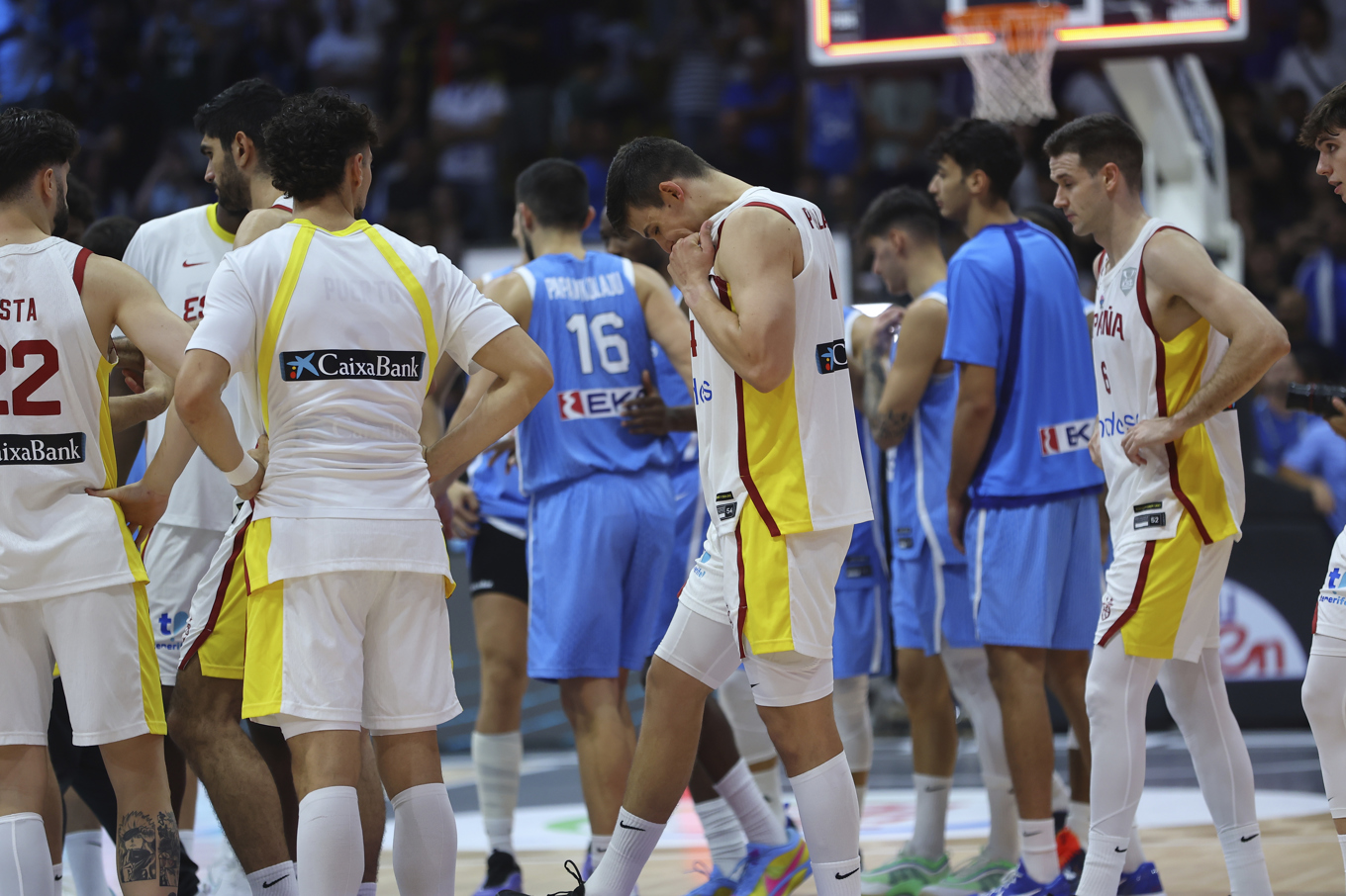 Spaniens spelare deppar efter förlusten mot Grekland som förpassade dem ut ur EM. Foto: Sakis Savvides/AP/TT