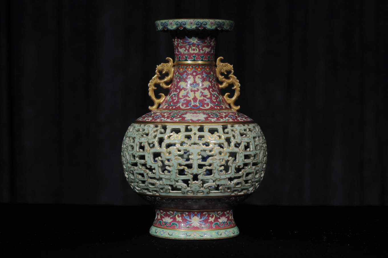 En annan kinesisk porslinsvas, som inte har med den aktuella stölden att göra. Foto: Kin Cheung/AP/TT