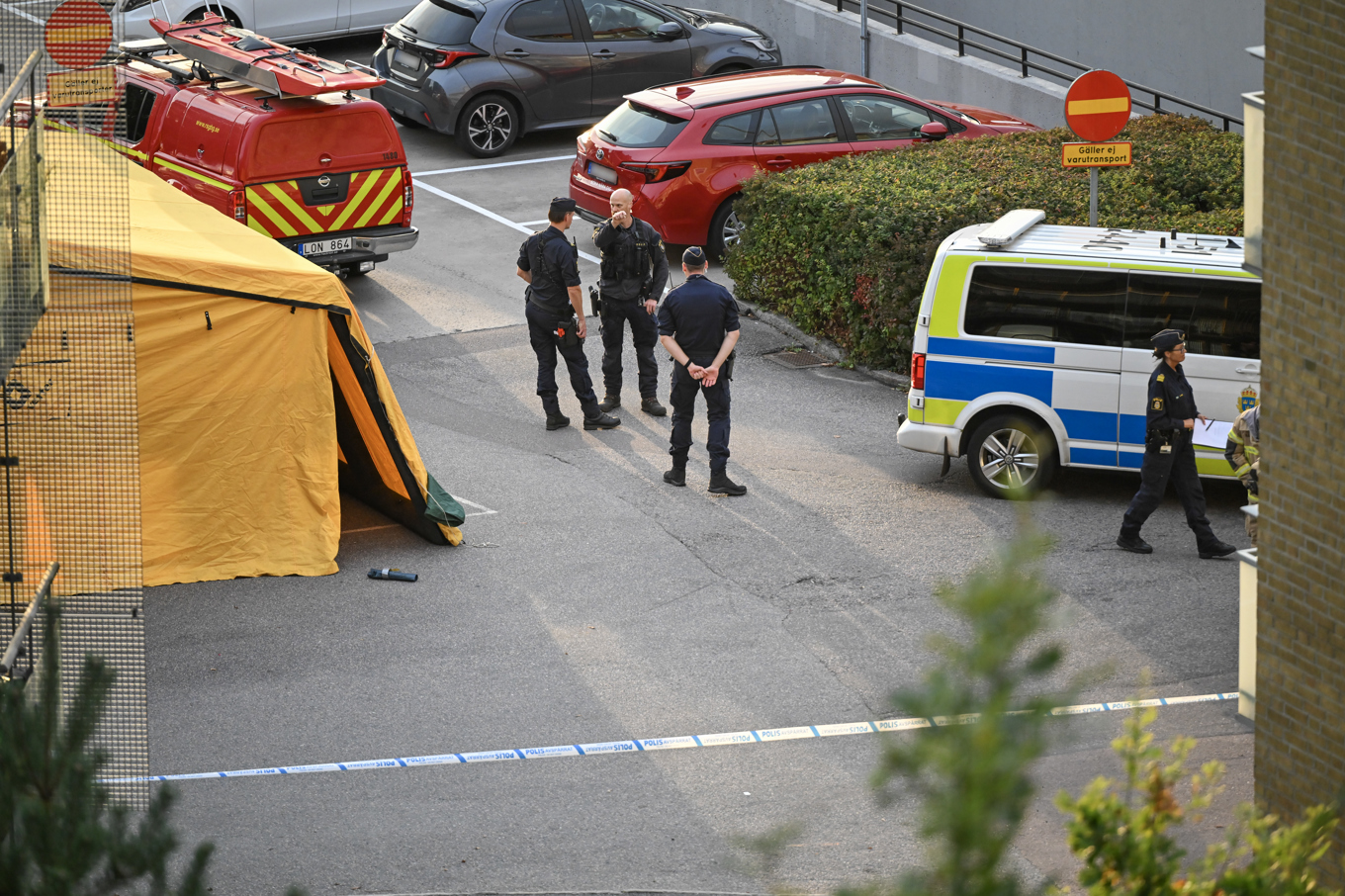 Polis på plats efter det att två män hittats ihjälskjutna i stadsdelen Lunden i Göteborg i tisdags. Foto: Björn Larsson Rosvall/TT