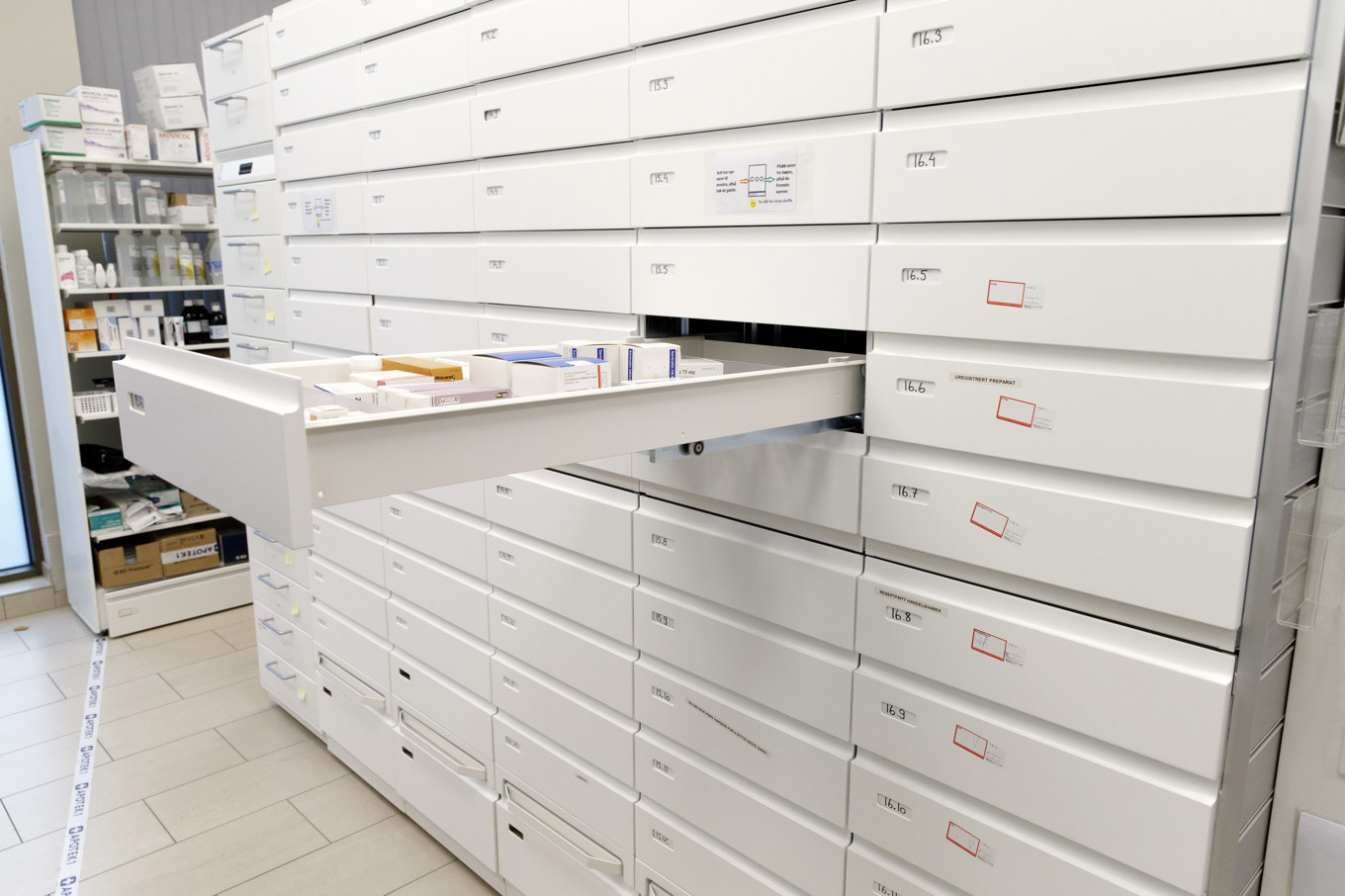 Genom att förfalska personuppgifter kunde en apoteksanställd ta ut läkemedel vid 135 tillfällen. Arkivbild. Foto: Gorm Kallestad/NTB/TT