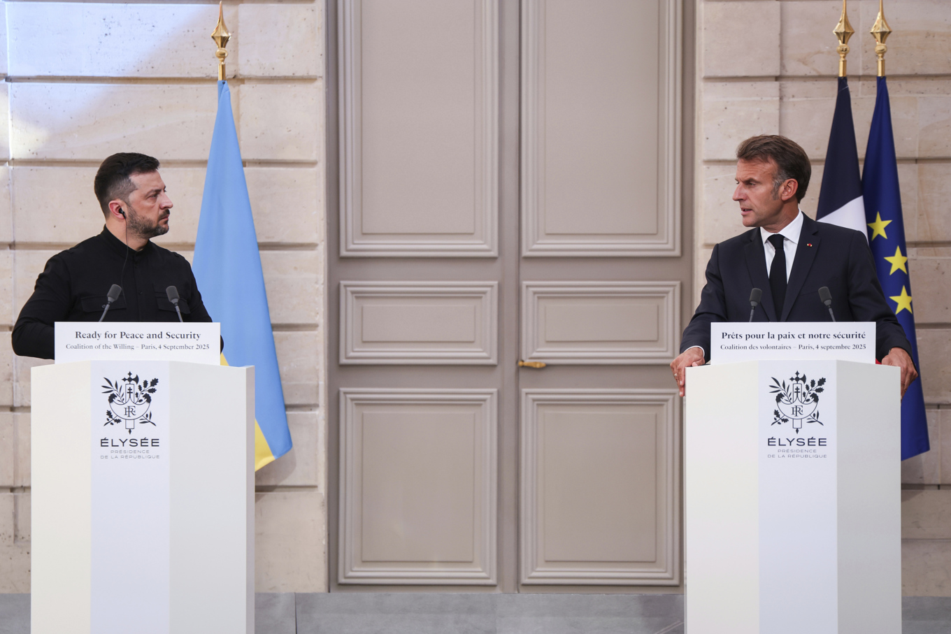 Ukrainas president Volodymyr Zelenskyj, vänster, och Frankrikes president Emmanuel Macron vid en gemensam presskonferens efter mötet i Elyséepalatset i Paris. Foto: Ludovic Marin/AP/TT