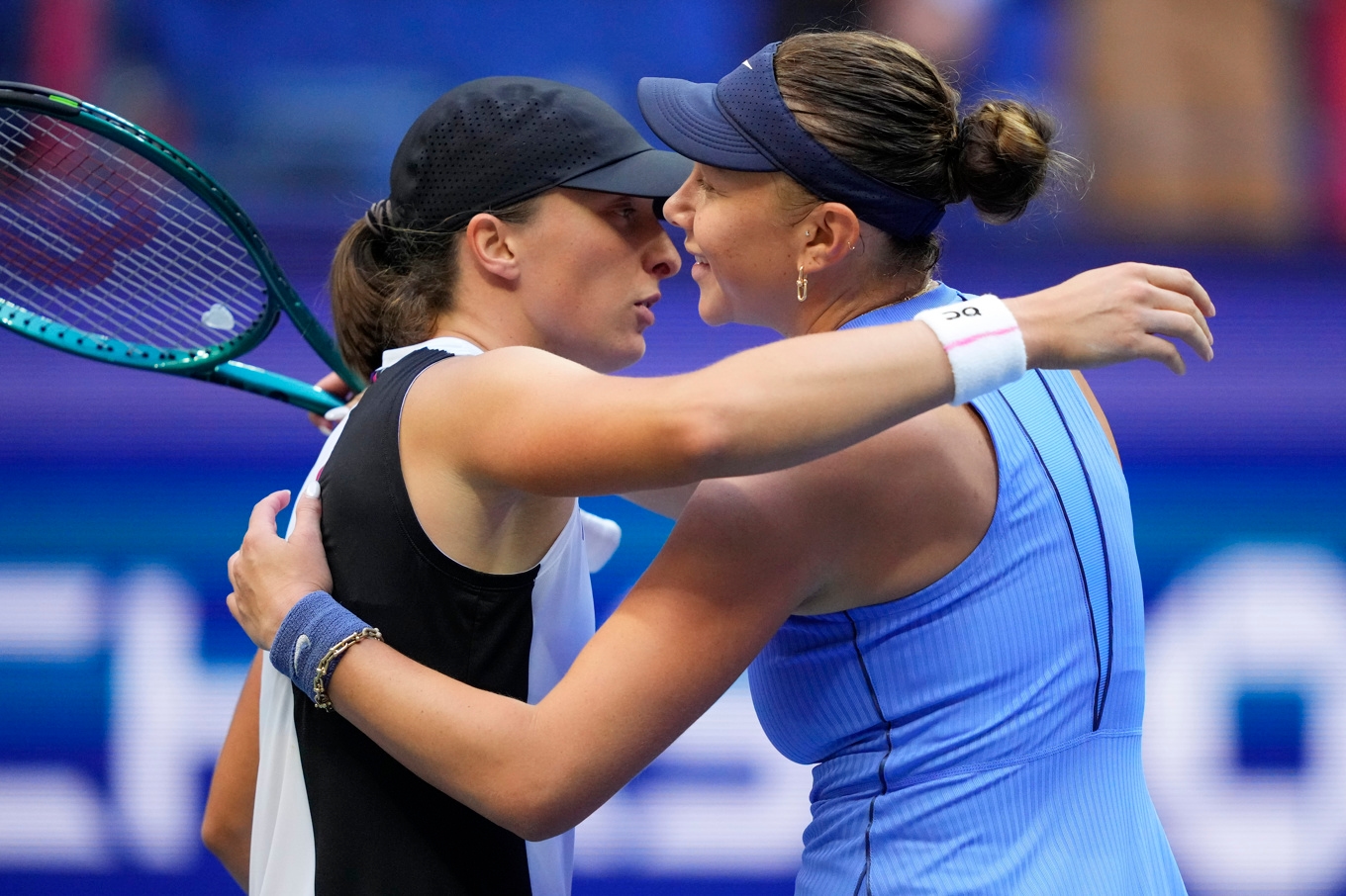 Iga Swiatek, till vänster, gratulerar Amanda Anisimova till kvartsfinalvinsten. Foto: Yuki Iwamura/AP/TT