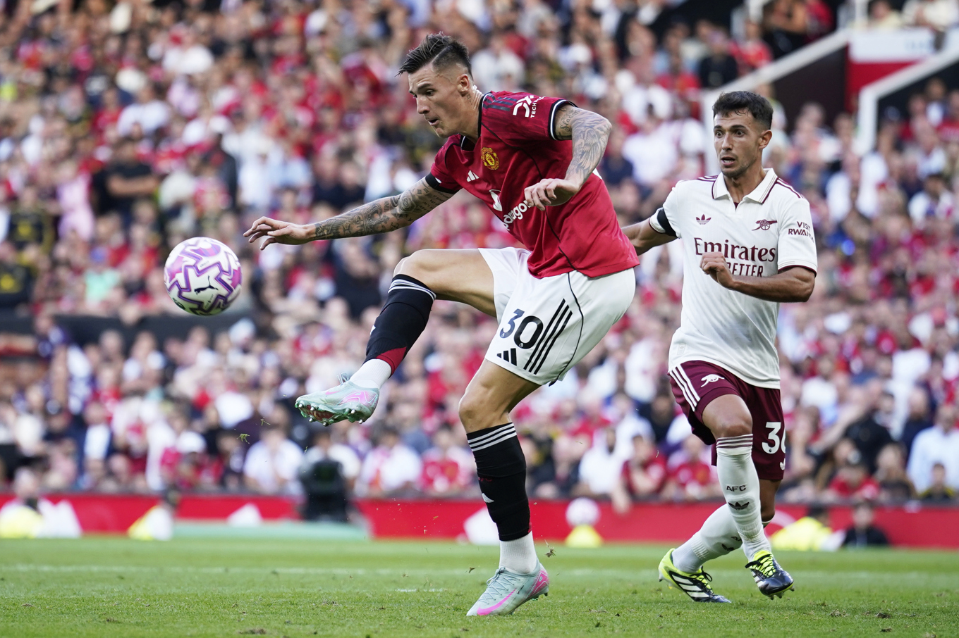 Manchester Uniteds 195 centimeter långe anfallare Benjamin Sesko är det största slovenska hotet mot Sverige i fredagskvällens VM-kvalöppning. Arkivbild. Foto: Dave Thompson/AP/TT