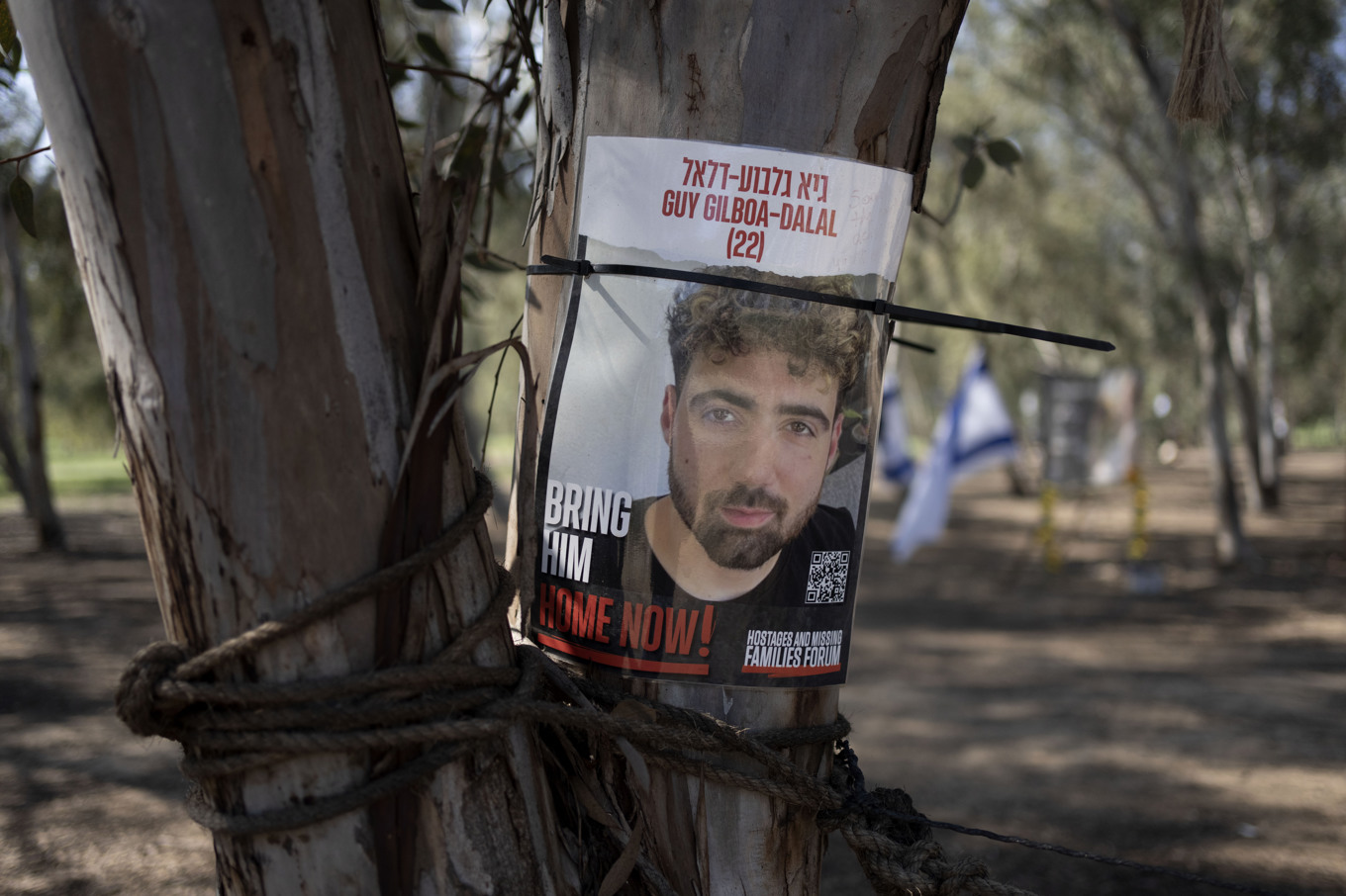 En affisch med en bild på Guy Gilboa-Dalal uppsatt på ett träd i södra Israel, nära gränsen till Gaza, i fjol. Foto: Maya Alleruzzo/AP/TT