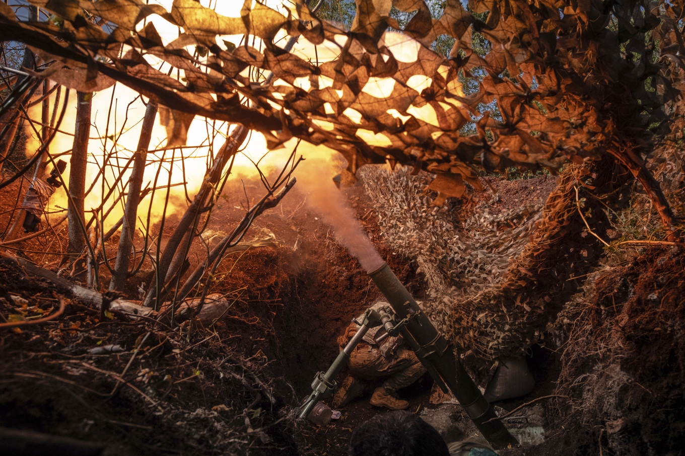 Ukrainska soldater avfyrar en granatkastare mot ryska trupper i Donetskregionen. Foto: Iryna Rybakova, Ukrainas försvarsmakt