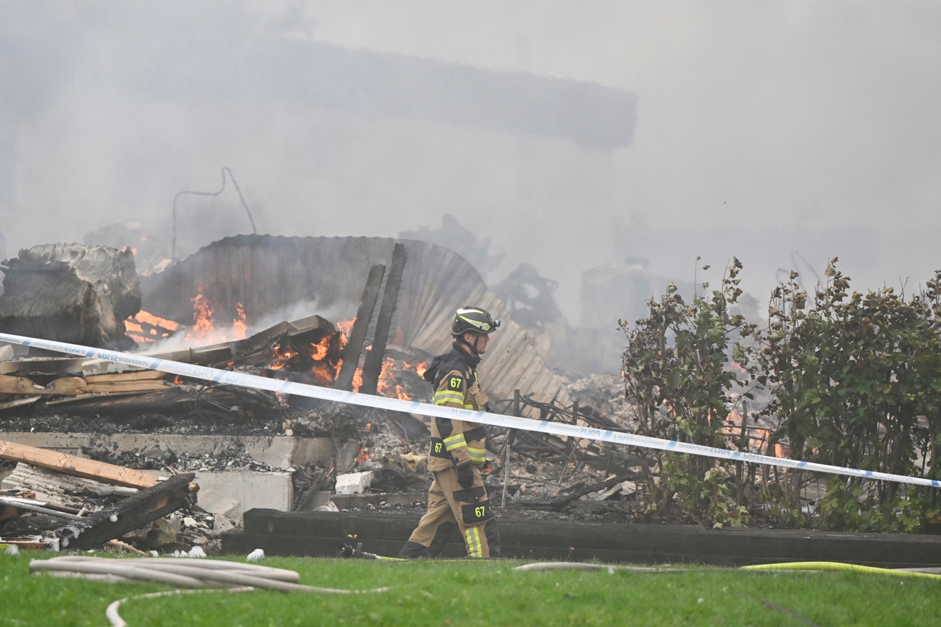 En radhuslänga i Upplands Bro kommun norr om Stockholm har fått brinna ner till grunden. Boende i minst åtta hus har evakuerats. Foto: Christine Olsson/TT