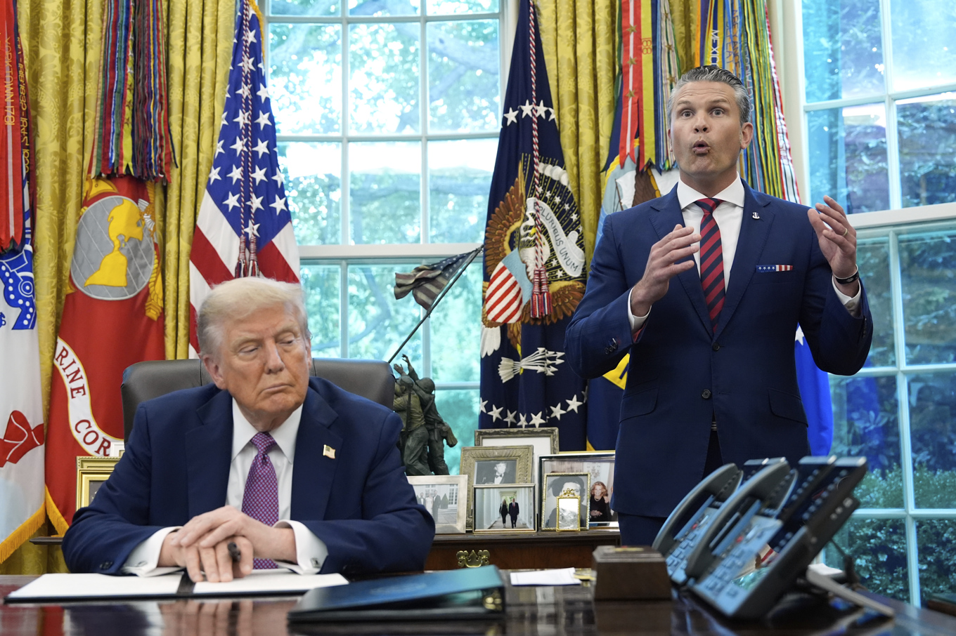 President Donald Trump skrev under presidentordern med försvarsminister Pete Hegseth vid sin sida. Foto: Alex Brandon/AP/TT