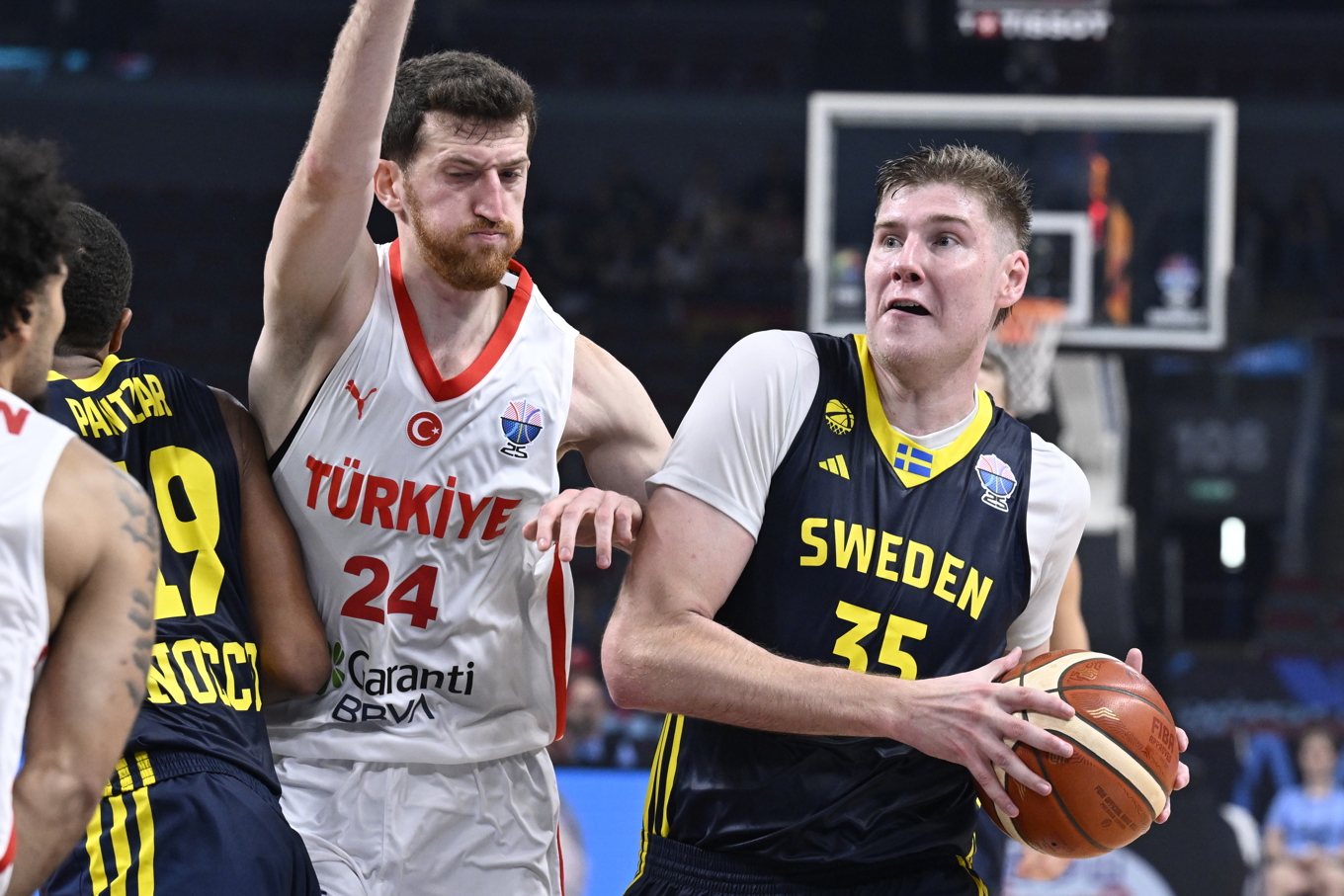 Turkiets Ercan Osmani och Sveriges Simon Birgander under åttondelsfinalen i EM. Foto: Jessica Gow/TT