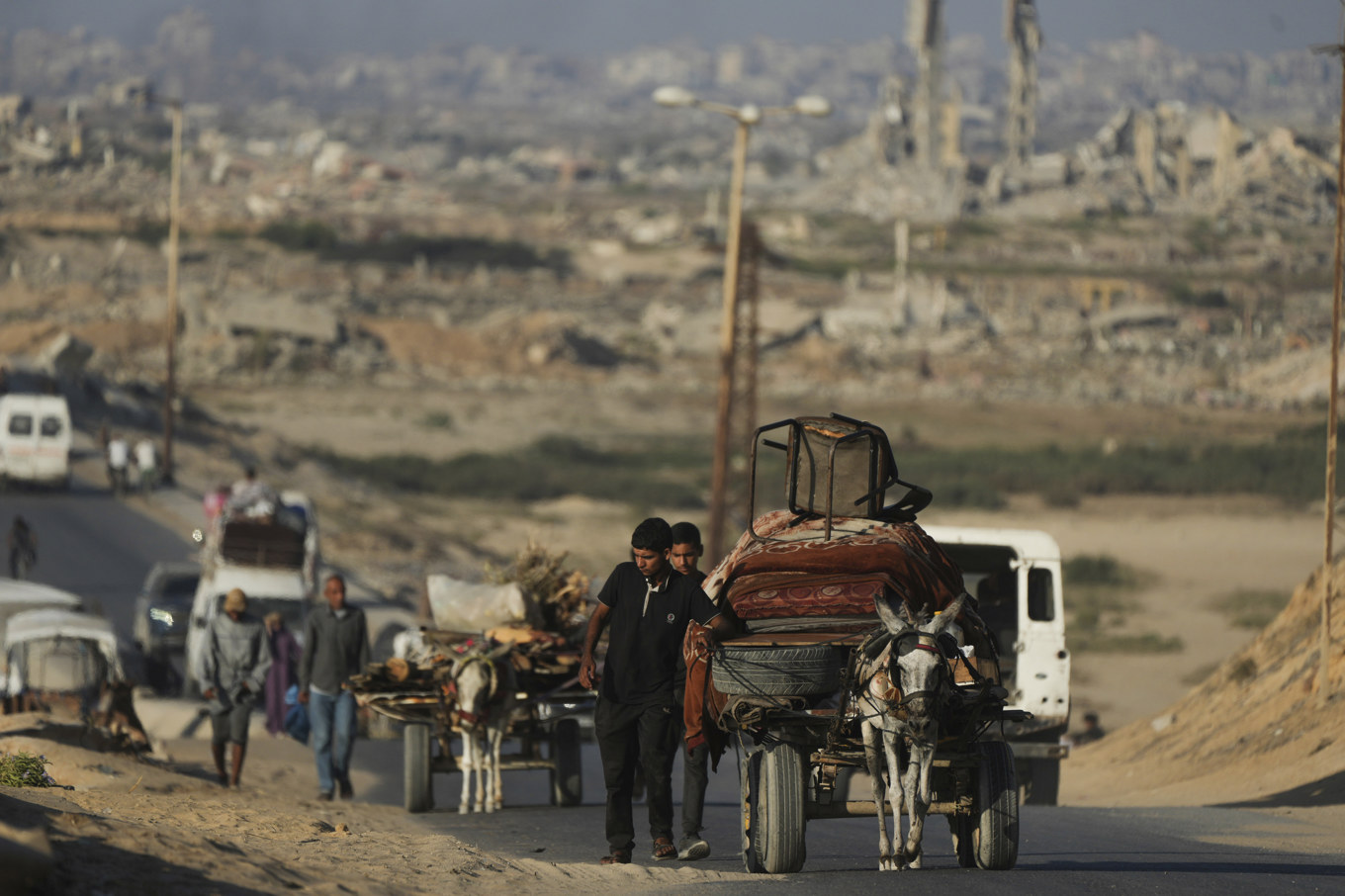 Krigströtta palestinier flyr nu söderut från Gaza stad. Bild tagen på fredagen. Foto: Jehad Alshrafi/AP/TT