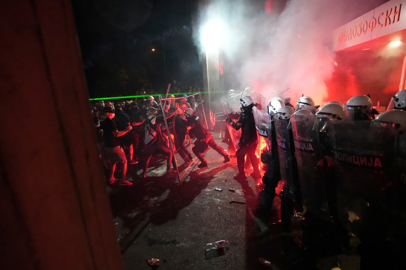 Regimkritiska demonstranter drabbade samman med polis i Novi Sad, Serbien. Foto: Darko Vojinovic/AP/TT