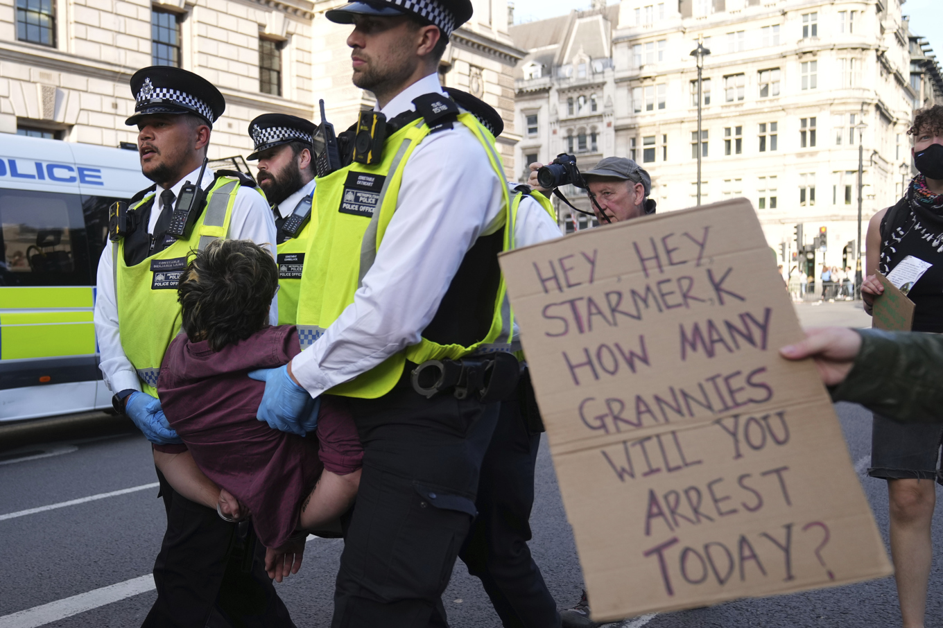 Runt 150 personer har gripits vid demonstrationen i centrala London. Foto: Joanna Chan/AP/TT