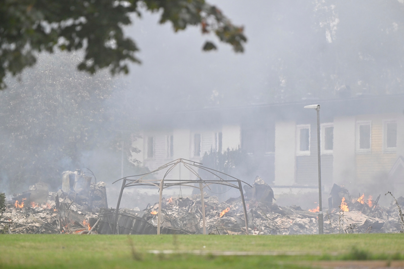 Elva radhus förstördes i fredagens brand i Upplands Bro. Foto: Christine Olsson/TT