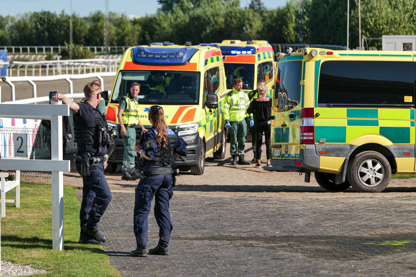 En man och ett barn har skadats allvarligt i en olycka med en skenande häst på Jägersro. Foto: Mikael Nilsson/TT