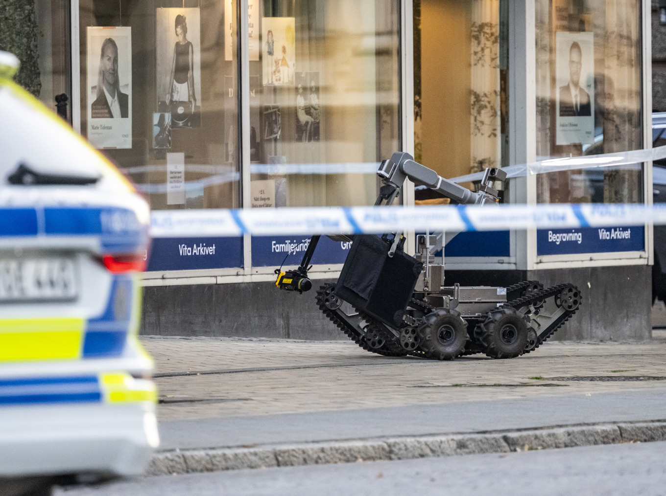 Det misstänkta paketet i Kristianstad undersöks av nationella bombskyddets robot. Foto: Johan Nilsson / TT