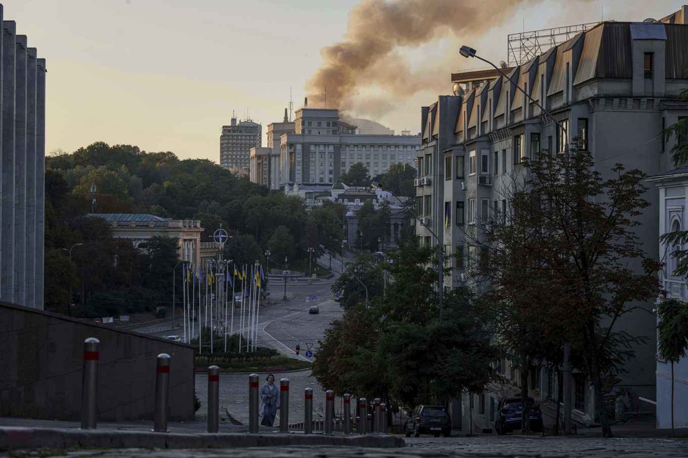 Rök stiger från regeringsbyggnaden i centrala Kiev som skadades i söndagens ryska anfall. Foto: Evgeniy Maloletka/AP/TT