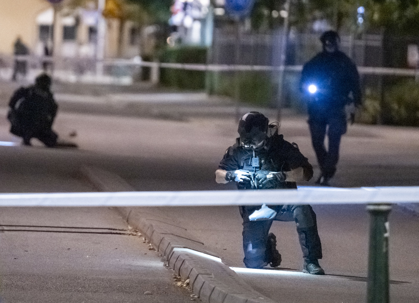 Enligt polisen händer det att unga som fått i uppdrag att utföra sprängdåd och brandattentat skadas allvarligt. På bilden syns polisens bombtekniker efter en explosion i ett trapphus i Malmö i augusti. Foto: Johan Nilsson/TT