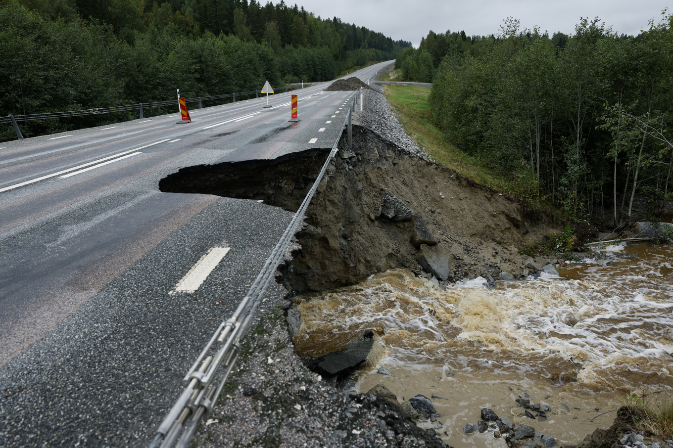 Väg 90 mellan Kramfors och Bollstabruk har rasat samman efter skyfall. Foto: Mats Andersson/TT