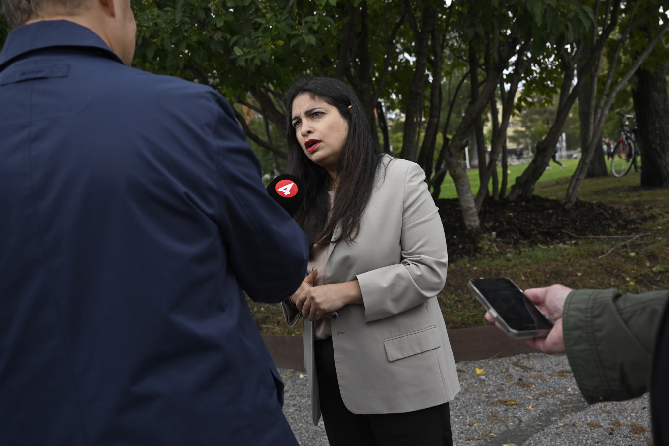 Vänsterpartiets ledare Nooshi Dadgostar innan sitt sommartal i stadsparken i Luleå. Foto: Henrik Montgomery/TT