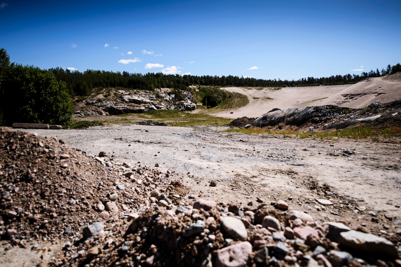 Byggjätten NCC efterlyser betydligt fler bergtäkter, för att få loss sand, grus och sten till byggen de närmaste 20 åren. Arkivbild Foto: Erik Simander/TT