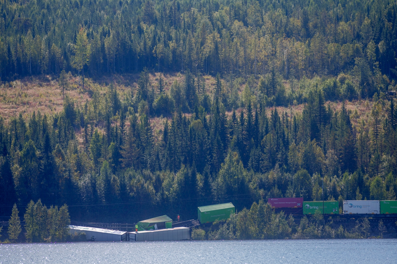 Vid Stugusjön i Skorped, väster om Örnsköldsvik, ligger flera vagnar vid sidan av rälsen. Foto: Mats Andersson/TT