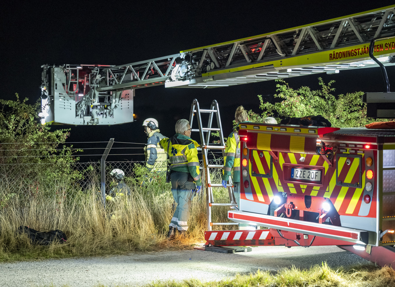 Räddningstjänst och ambulans på platsen. Foto: Johan Nilsson/TT