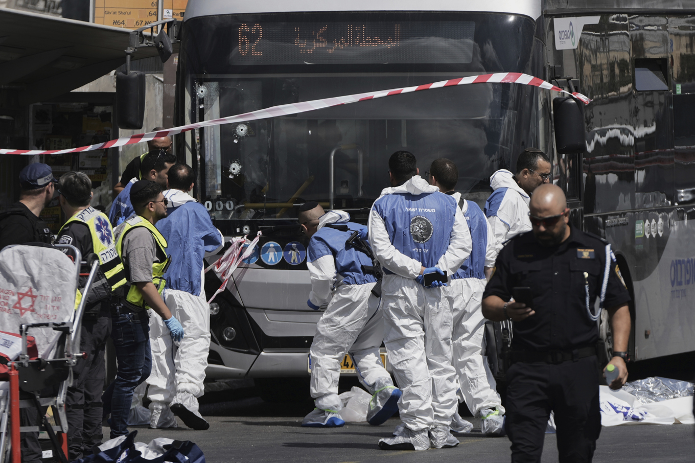 Israelisk polis och räddningspersonal vid platsen för dödsskjutningen mot en buss i östra Jerusalem. Foto: Mahmoud Illean/AP/TT